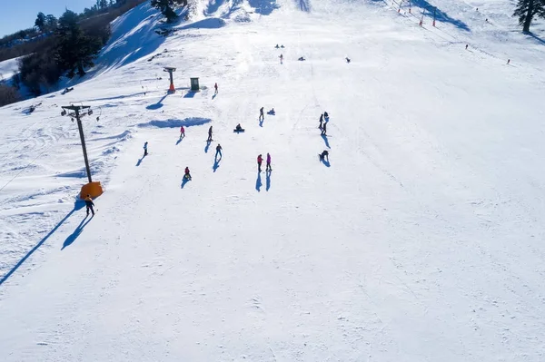 Letecký pohled na lyžaře v Ski Resort Vasilitsa v horských ra — Stock fotografie