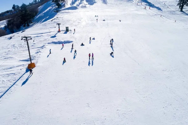 Aerial View of skiers at Ski Resort Vasilitsa in the mountain ra — Stock Photo, Image