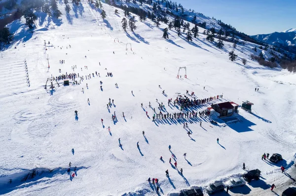 Vista aérea de los esquiadores en la estación de esquí Vasilitsa en la montaña ra — Foto de Stock