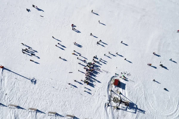 Aerial View of skiers at Ski Resort Vasilitsa in the mountain ra — Stock Photo, Image