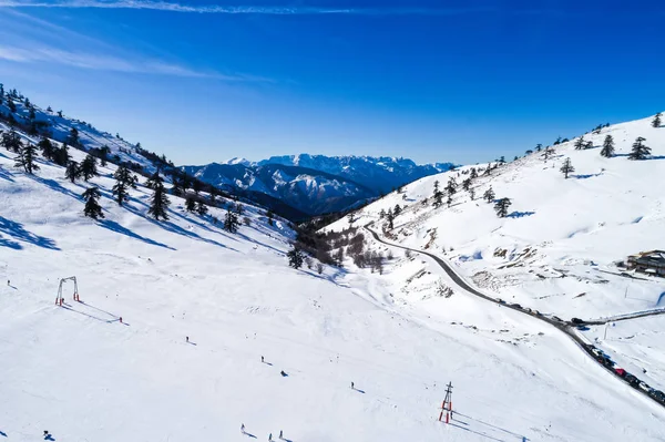 Luftaufnahme der Skifahrer im Skigebiet Vasilitsa im Gebirge ra — Stockfoto