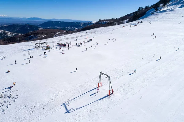 Dağ ra Ski Resort Vasilitsa, kayakçı havadan görünümü — Stok fotoğraf