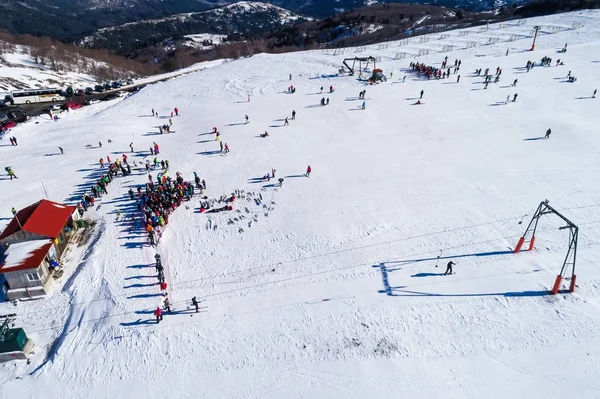 Dağ ra Ski Resort Vasilitsa, kayakçı havadan görünümü — Stok fotoğraf