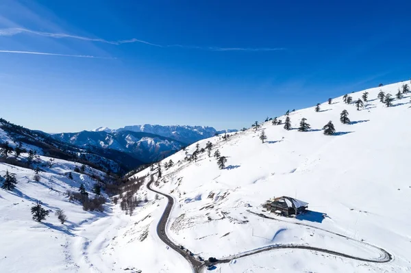 Luftaufnahme der Skifahrer im Skigebiet Vasilitsa im Gebirge ra — Stockfoto