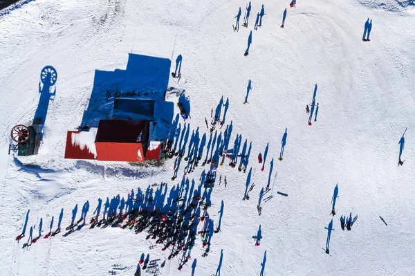 Aerial View of skiers at Ski Resort Vasilitsa in the mountain ra — Stock Photo, Image