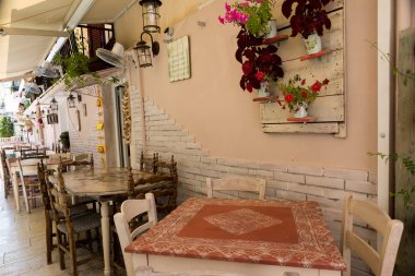 Cadde görünümü ile renkli eski evler Levkas City Lefkada