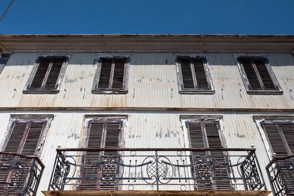 Vista de la calle con coloridas casas antiguas en la ciudad de Levkas en Lefkada i — Foto de Stock