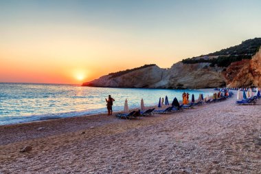 Porto Katsiki Lefkada, Yunanistan - 14 Temmuz 2017: Güzel günbatımı arka planda Porto Katsiki Beach Lefkada Adası, Yunanistan denizde