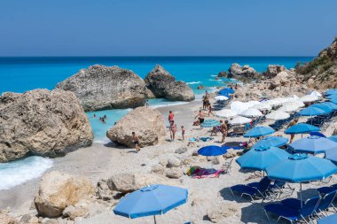 Kavalikefta Lefkada, Yunanistan - 15 Haziran 2017: İnsanlar Lefkada Adası, Yunanistan Kavalikefta Beach'te denizde yüzmek