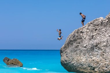 İnsanlar Lefkada adalar Kavalikefta Beach'te denizde yüzmek