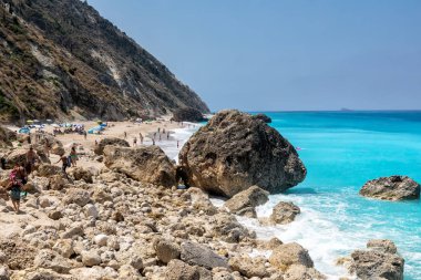 İnsanlar Lefkada Isla Megali Petra Beach'te denizde yüzmek
