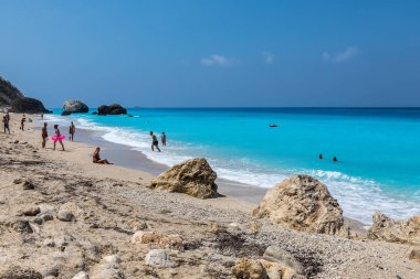 İnsanlar Lefkada Isla Megali Petra Beach'te denizde yüzmek