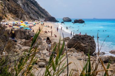 İnsanlar Lefkada Isla Megali Petra Beach'te denizde yüzmek