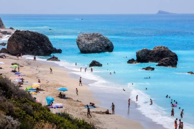 İnsanlar Lefkada Isla Megali Petra Beach'te denizde yüzmek