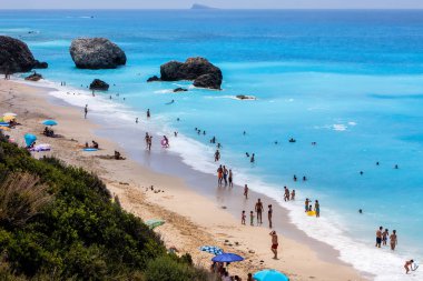 İnsanlar Lefkada Isla Megali Petra Beach'te denizde yüzmek