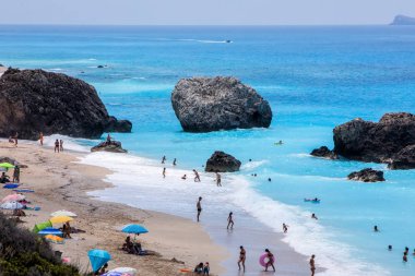 İnsanlar Lefkada Isla Megali Petra Beach'te denizde yüzmek
