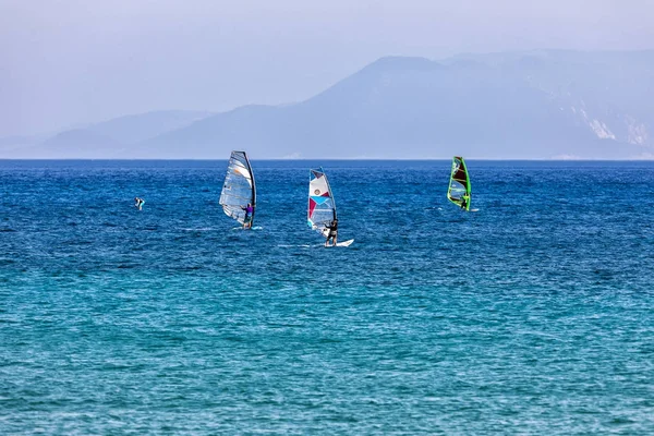 Vasiliki Lefkada Grecia Luglio 2017 Windsurfisti Che Navigano Attraverso Spiaggia — Foto Stock