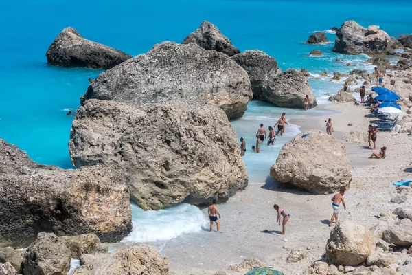 사람들이는 Lefkada 군도에 Kavalikefta 해변에서 바다에서 수영 — 스톡 사진