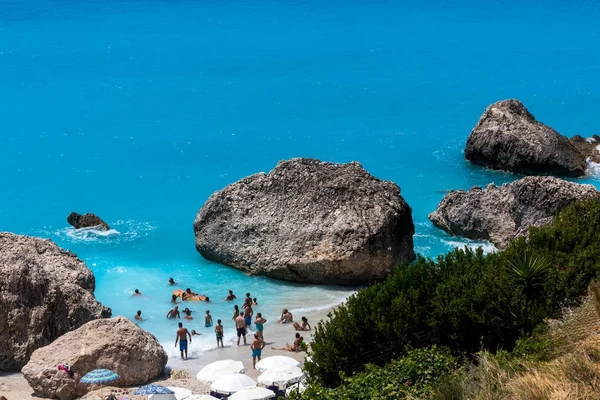 As pessoas nadam no mar na Praia Kavalikefta em Lefkada Islan — Fotografia de Stock