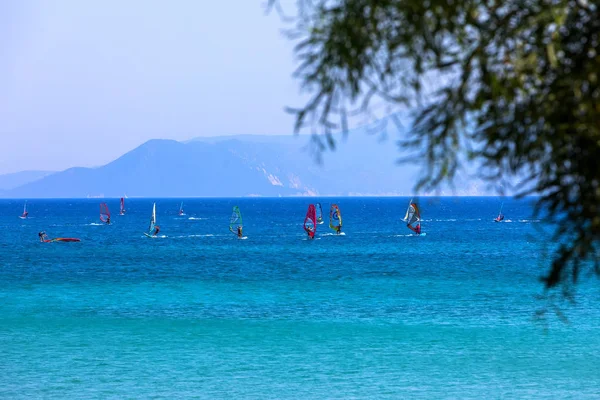 Vasiliki Beachillä Lefkada Islandilla purjehtivat purjelautailijat , — kuvapankkivalokuva
