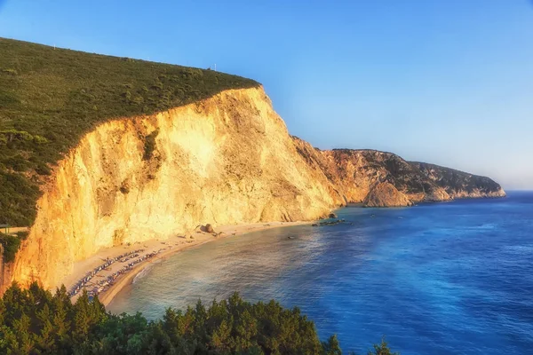 Les gens nagent dans la mer à Porto Katsiki Beach dans l'île de Lefkada , — Photo