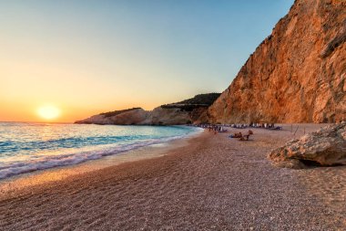 Güzel gün batımı arka plan Porto Katsiki Beach'te denize