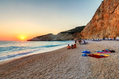 Güzel gün batımı arka plan Porto Katsiki Beach'te denize