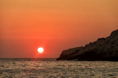 Güzel gün batımı arka plan Porto Katsiki Beach'te denize