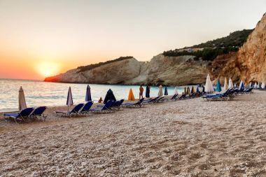 Güzel gün batımı arka plan Porto Katsiki Beach'te denize