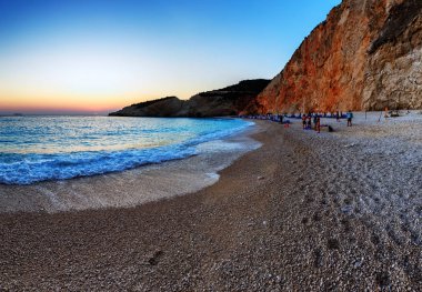 Güzel gün batımı arka plan Porto Katsiki Beach'te denize