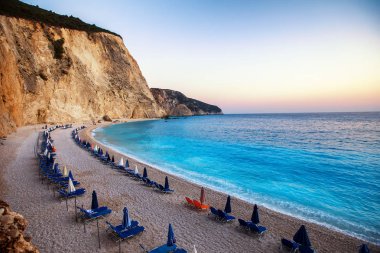 Porto Katsiki Beach deki Lefkada adalar deniz öndeki şezlong