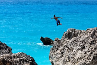 Le Kavalikefta Beach'te denize oynayan atlamak için insanlar