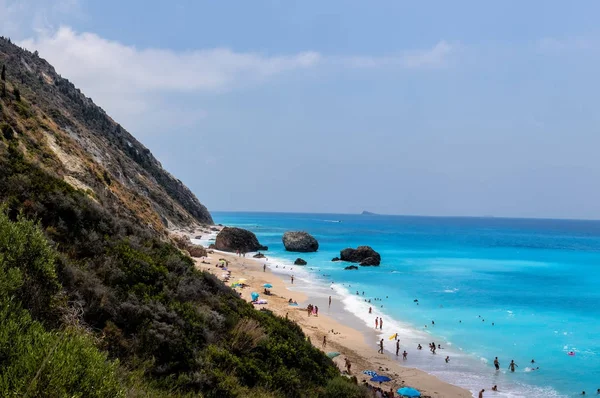 İnsanlar Lefkada Isla Megali Petra Beach'te denizde yüzmek