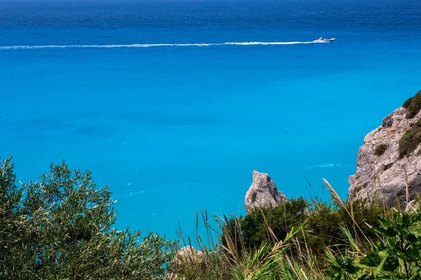 As pessoas nadam no mar na praia Megali Petra em Lefkada Isla — Fotografia de Stock