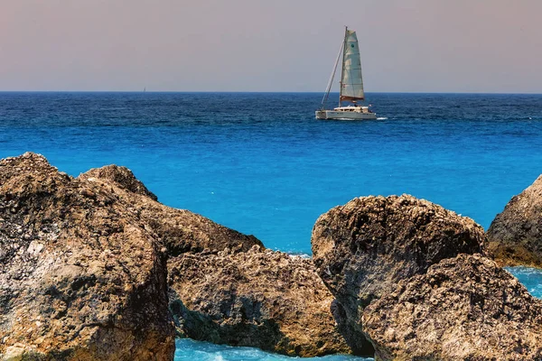 Mensen zwemmen in de zee op het strand van Megali Petra in Lefkada Isla — Stockfoto