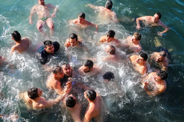 Ceremonia del agua con motivo del Día de la Epifanía Ortodoxa, en el puerto de La — Foto de Stock