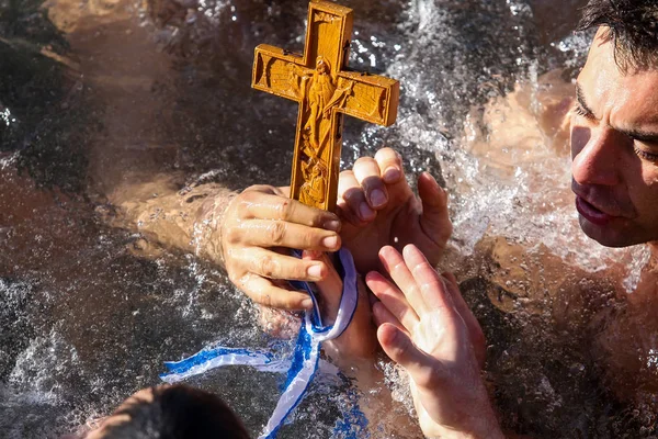 Vatten ceremoni märkningen ortodoxa Epiphany dagen, i hamn i den — Stockfoto