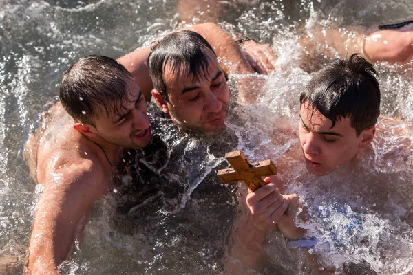 Víz szertartás jelölés ortodox Vízkereszt napjától kikötőben a — Stock Fotó