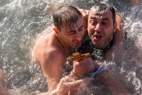 Ceremonia del agua con motivo del Día de la Epifanía Ortodoxa, en el puerto de La — Foto de Stock