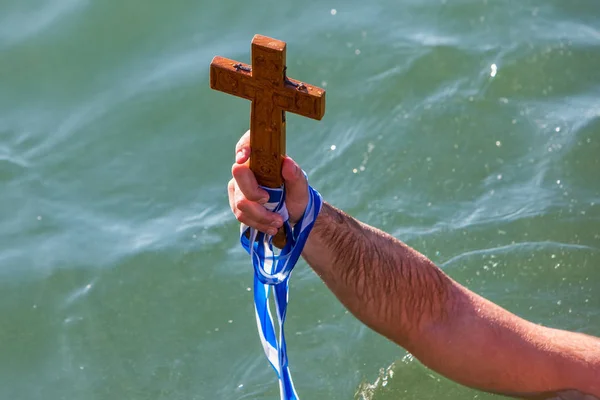 Ceremonia del agua con motivo del Día de la Epifanía Ortodoxa, en el puerto de La — Foto de Stock