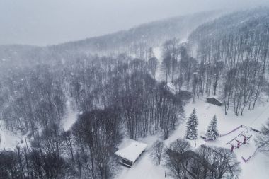 Ormanında Naoussa Kuzey Yunanistan bölgede kar yağışı kışın hava görünümünü. Yukarıdan bir dron ile yakalanan.
