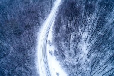 Havadan görünümü karlı ormanında Naoussa Kuzey Yunanistan'da alanında bir yol ile. Yukarıdan bir dron ile yakalanan.