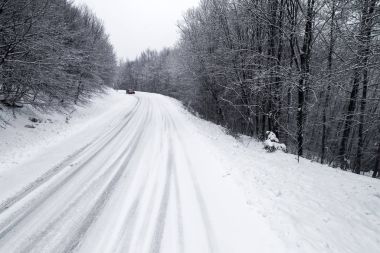 Havadan görünümü karlı ormanında Naoussa Kuzey Yunanistan'da alanında bir yol ile. Yukarıdan bir dron ile yakalanan.