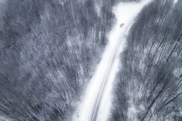 在希腊北部的 有一条道路的白雪皑皑的森林鸟瞰图 从上面捕获的无人驾驶飞机 — 图库照片