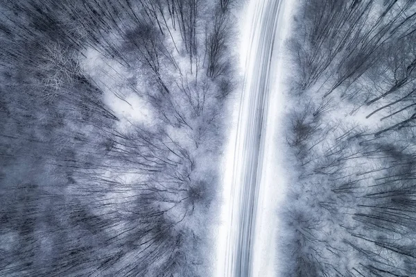 在希腊北部的 有一条道路的白雪皑皑的森林鸟瞰图 从上面捕获的无人驾驶飞机 — 图库照片