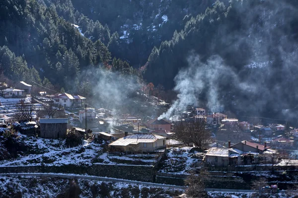 Paisaje Invernal Cordillera Pindos Pueblo Distrato Con Las Chimeneas Que —  Fotos de Stock