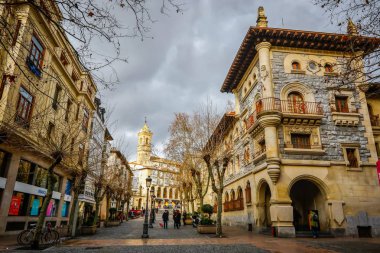Vitoria, İspanya - 12 Ocak 2018: Şehir Vitoria merkezi sokak görünümünde. Vitoria-Gasteiz otonom Bask Ülkesi ve Araba eyaleti Kuzey İspanya'nın başkenti olduğunu