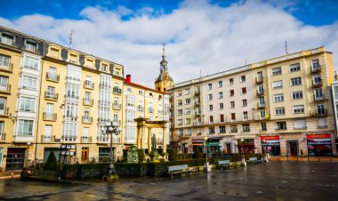 Vitoria, İspanya - 12 Ocak 2018: Şehir Vitoria merkezi sokak görünümünde. Vitoria-Gasteiz otonom Bask Ülkesi ve Araba eyaleti Kuzey İspanya'nın başkenti olduğunu