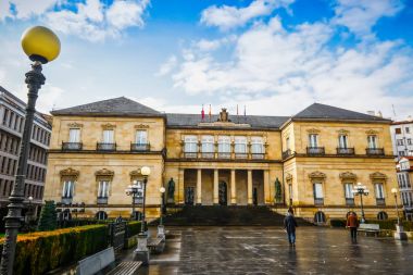 Vitoria, İspanya - 12 Ocak 2018: Şehir Vitoria merkezi sokak görünümünde. Vitoria-Gasteiz otonom Bask Ülkesi ve Araba eyaleti Kuzey İspanya'nın başkenti olduğunu