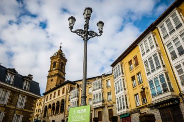 Vitoria, İspanya - 12 Ocak 2018: Şehir Vitoria merkezi sokak görünümünde. Vitoria-Gasteiz otonom Bask Ülkesi ve Araba eyaleti Kuzey İspanya'nın başkenti olduğunu